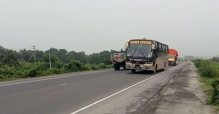 কঠোর লকডাউনেও ঢাকা-টাঙ্গাইল মহাসড়কে চলছে বাস